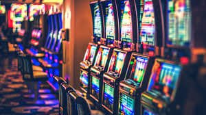Studio dealer langsung prima 123 dengan setup multi-kamera untuk Casino Hold'em